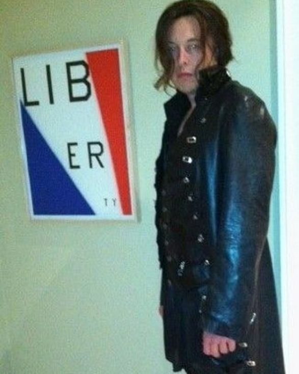 mousstery's tweet photo. elon musk parle beaucoup pour quelqu'un qui aurait l'air décrire sur JVC "Je crois que les filles m'aiment bien parceque je suis un peu mystérieux comme Light Yagami, je suis toujours tout seul, aux récrées je m’assoie sur un banc avec ma capuche et la tête baissé et quand quelq- https://t.co/WMZzwiFjj0