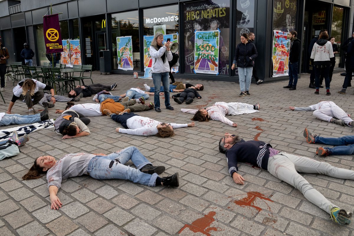 XRNantes's tweet image. 💀⚽️ MOURIR POUR LE FOOTBALL ? - Ce dimanche c'était le début de la coupe du monde de football au Qatar. 6500 travailleurs réduits à l'état d'esclavage sur les chantiers sont morts pour construire 8 stades climatisés dans le désert qui ne serviront plus après la coupe.