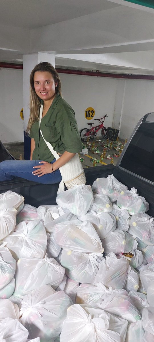 ClauRomeroNader's tweet photo. De Barranquilla Rumbo a la Guajira... aportando nuestro granito de arena en la lucha contra el hambre... pequeñas persona, en pequeños lugares hacemos grandes cosas #construyendoelcambio https://t.co/Cmk9drSnF9