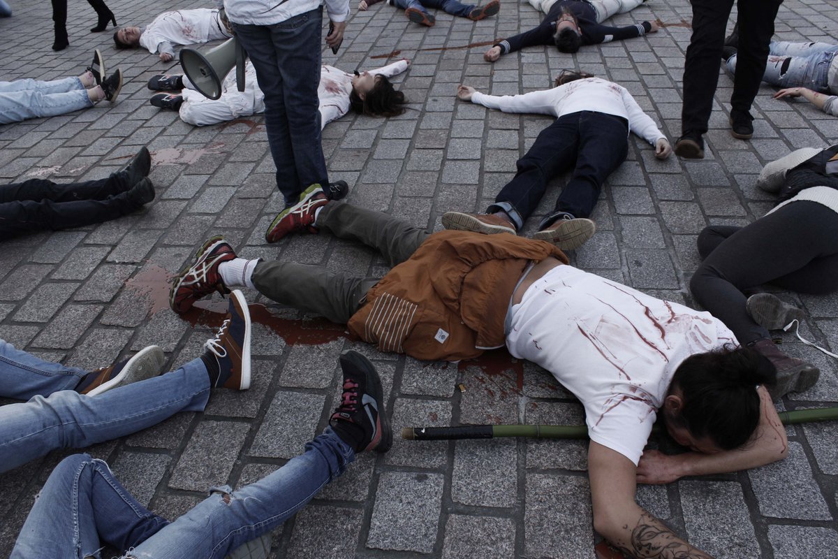 XRNantes's tweet image. 💀⚽️ MOURIR POUR LE FOOTBALL ? - Ce dimanche c'était le début de la coupe du monde de football au Qatar. 6500 travailleurs réduits à l'état d'esclavage sur les chantiers sont morts pour construire 8 stades climatisés dans le désert qui ne serviront plus après la coupe.