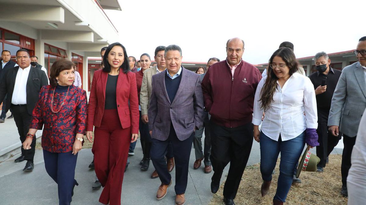 juliomenchaca_'s tweet photo. ¡Inauguramos en Tizayuca un @BachilleratoHgo! Llevaba 4 años de haber sido construido, pero por falta de interés de las anteriores autoridades, no había abierto sus puertas. https://t.co/rB2c2PlSPo