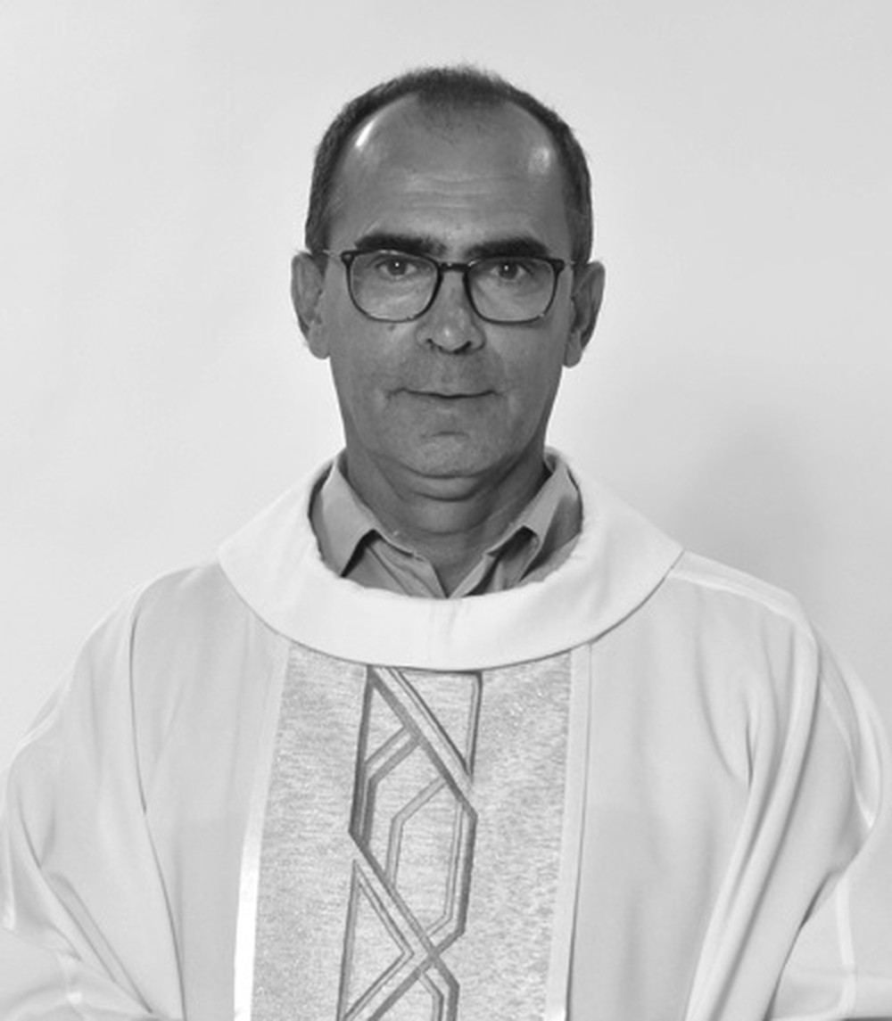 TRISTE! Padre José Aparecido Bilha, que segundo fiéis estava sendo ameaçado e perseguido por ter votado no Lula, foi encontrado morto com um corte profundo na garganta dentro Paróquia Nossa Senhora Aparecida, em Guaíra (PR). Agora é confiar numa investigação séria.