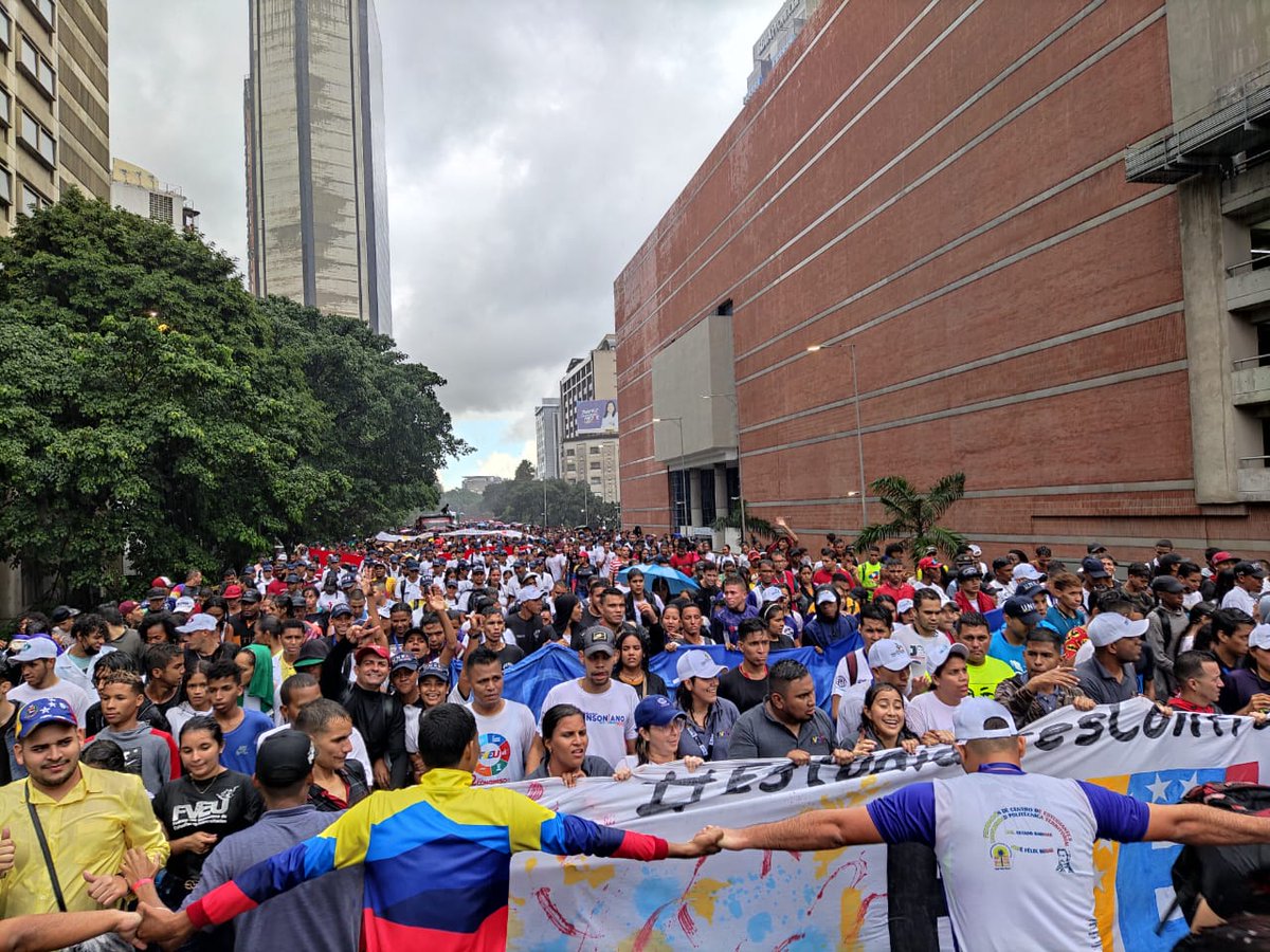 NicolasMaduro's tweet photo. Felicito la extraordinaria marcha colorida, hermosa y combativa de las, los estudiantes y de la juventud latinoamericana y caribeña, que a pesar de la lluvia, recorrieron las calles de Caracas con alegría, hoy día de todas y todos los Estudiantes y la instalación del XIX CLAE. https://t.co/beHRv90qRp