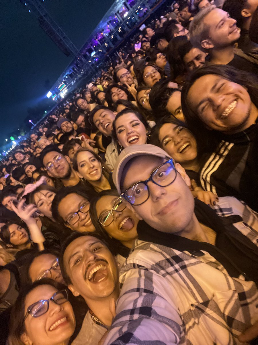 Ojalá alguien me ayude a encontrar a mi amigo David (el de gorra), es de Monterrey Fue un tipazo pero se estaba desmayando y no pudo aguantar a Miley Cyrus 💔 Solo me gustaría saber que está bien #CoronaCapital22