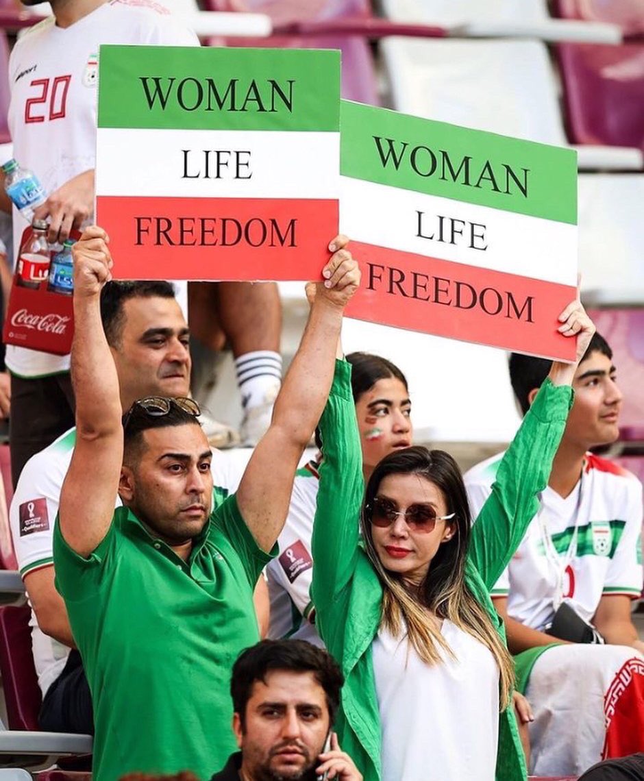 historiente's tweet photo. #Viral | زن زندگی آزادی “Mujer. Vida. Libertad (Women Life Freedom)”, con esos carteles, los aficionados iraníes presentes en el mundial protestaron por la situación en su país, donde la mujer sufre continuas represiones. #Iran #QatarWorldCup2022 #Qatar2022  #WomenLifeFreedom https://t.co/olRUB1aov1