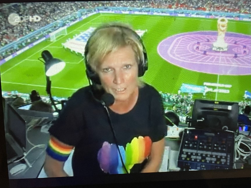 This is what German commentator Claudia Neumann is wearing as she's broadcasting the game between the USA and Wales from the World Cup in Qatar 🏳️‍🌈 

#USAWAL