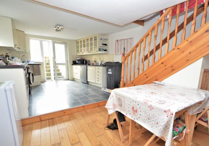 An ideal home for #firsttimebuyer who would like to step onto the #property ladder. A two-bedroom cottage with spacious accommodation and rear garden.

🏡 Higher Street, #Cullompton 
💰 Guide Price £180,000
🌐 seddons.com/view-property/…
📞 01884 32100
