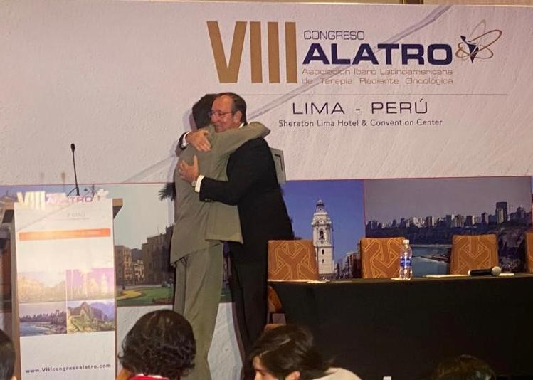 ClinicaNavarra's tweet photo. Felicidades al Dr. Felipe Calvo @protonterapia, Medalla de Honor de la Asociación Ibero Latinoamericana de Terapia Radiante Oncológica @ALATRO_ (1ª que conceden) y McVie-Veronesi 2022 Ward ECANCER (educación en cáncer)
En Perú en #ALATRO22, evento clave de #OncologíaRadioterápica https://t.co/7zqOMxRQaZ