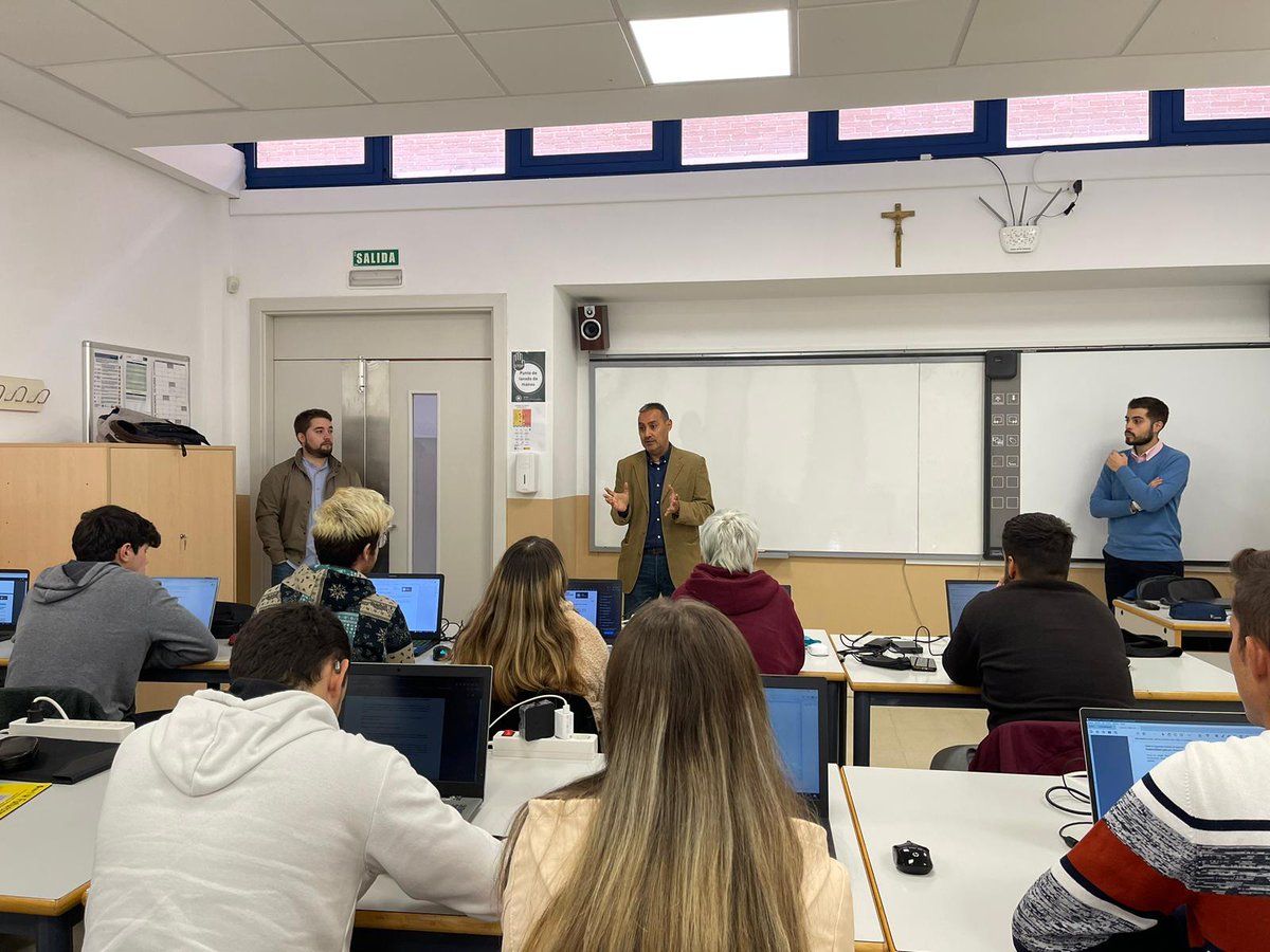 EFAMoratalaz's tweet photo. Desde EFA Moratalaz queremos agradecer la visita de Ángel Sevilla, responsable de formación y proyectos en INDRA Ciudad Real, dónde muchos de nuestros alumn@s de DAM realizarán sus periodos de formación y prácticas, dentro la Formación Profesional Dual que están cursando. https://t.co/rL57Nvhe45
