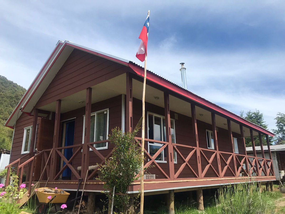 ServiuAraucania's tweet photo. #CURARREHUE #OBRA #FINALIZADA 👏🏼👏🏼🌳🇨🇱
Visita de supervisión a la vivienda de don Arnoldo Fierro, ubicada en el sector de Loncofilo Alto del Programa DS10 de Habitabilidad Rural, a cargo de la EGR Tierra del Fuego, EC Parenas Ltda. y nuestra profesional SAT Solange Moya Nail. https://t.co/R3hgefi10V