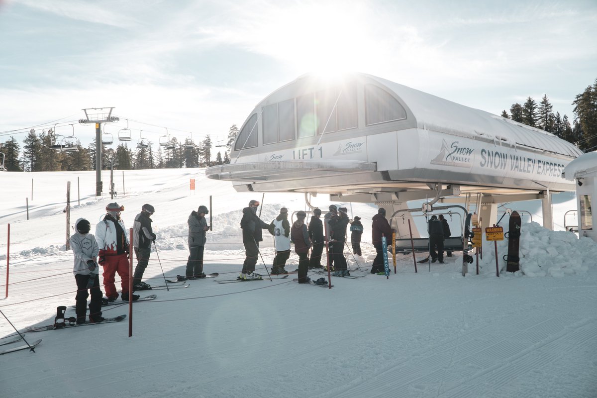 snow_valley_ca's tweet photo. Opening Day is this Wednesday, November 23!  Catch first chair at 9am!  The Snow Valley Express plus lifts 6, 13 and 14 will operate accessing terrain for beginner to intermediate skiers &amp; snowboarders.  Snow Play will also be open. Think Snow! https://t.co/nAQQKueZCd