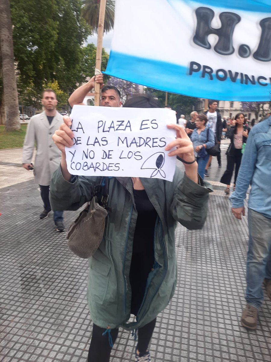 soyLiliVivero2's tweet image. La plaza es de las Madres y no de los cobardes. Gracias compañera Mercedes por enviarme tu cartel ✌️🐧💚💜😘👠 #Hebe  #Son30000