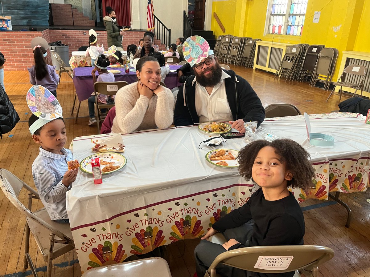 MurraySFABX's tweet photo. Kindergarten’s Thanksgiving Pot Luck. #Thanksgiving2022 #SFABronx #Kindergarten https://t.co/ewN3l0JlqU