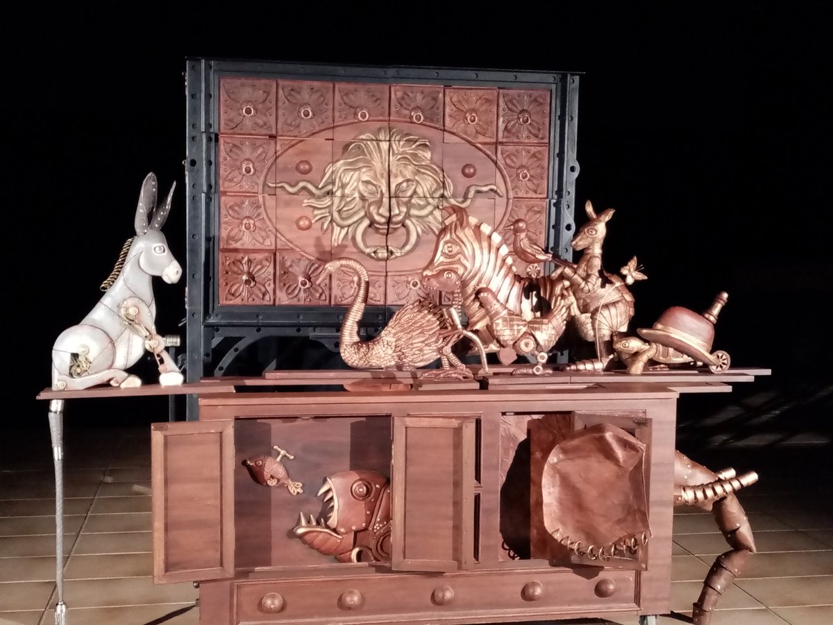 Animalium, extraordinaire et poétique cabinet de curiosités, un réel émerveillement. Le Carnaval des animaux de St Saens totalement revu. La ligue de l'enseignement a choisi la Malle-Théâtre de Rennes. Merci de proposer aux élèves de si fabuleux et rares spectacles 👍. Courez-y !