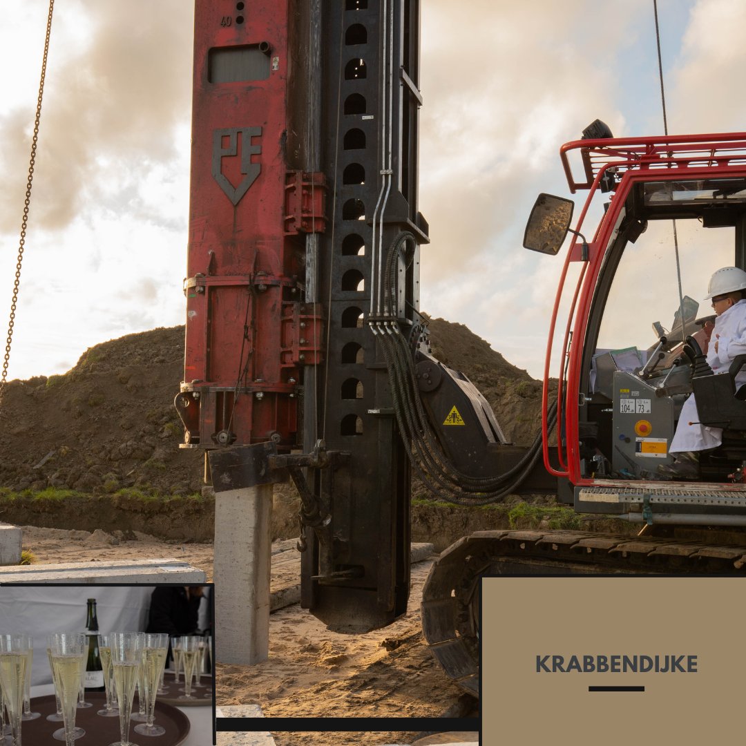 VenVBouw's tweet image. We zijn begonnen met de bouw van de 10 woningen in Krabbendijke! 

(2 woningen zijn nog in de verkoop)

Afgelopen woensdag is de eerste officiële paal geslagen samen met de kopers, een mooi moment!

Ontwikkeld door @blouberg