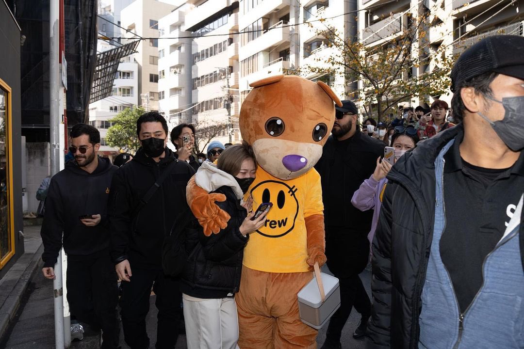 bieberfever's tweet image. that should be me getting that bear hug🥹 lol @justinbieber