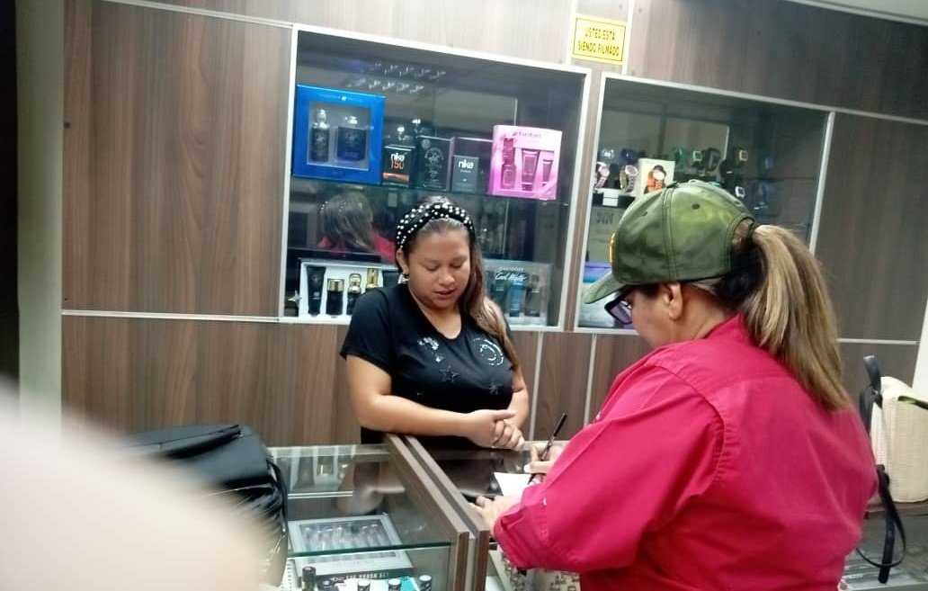 senafim_gob's tweet photo. #SenafimAlDía
#Aragua | Continuan los inspectores de #Senafim en el despliegue del Plan Nacional de Inspección y Control de Comercialización de Oro, Plata y Piedras Preciosas, garantizando el cumplimiento legal de los comerciantes en las joyerías.
#JuventudUniversitaria https://t.co/PLihiwFuXW