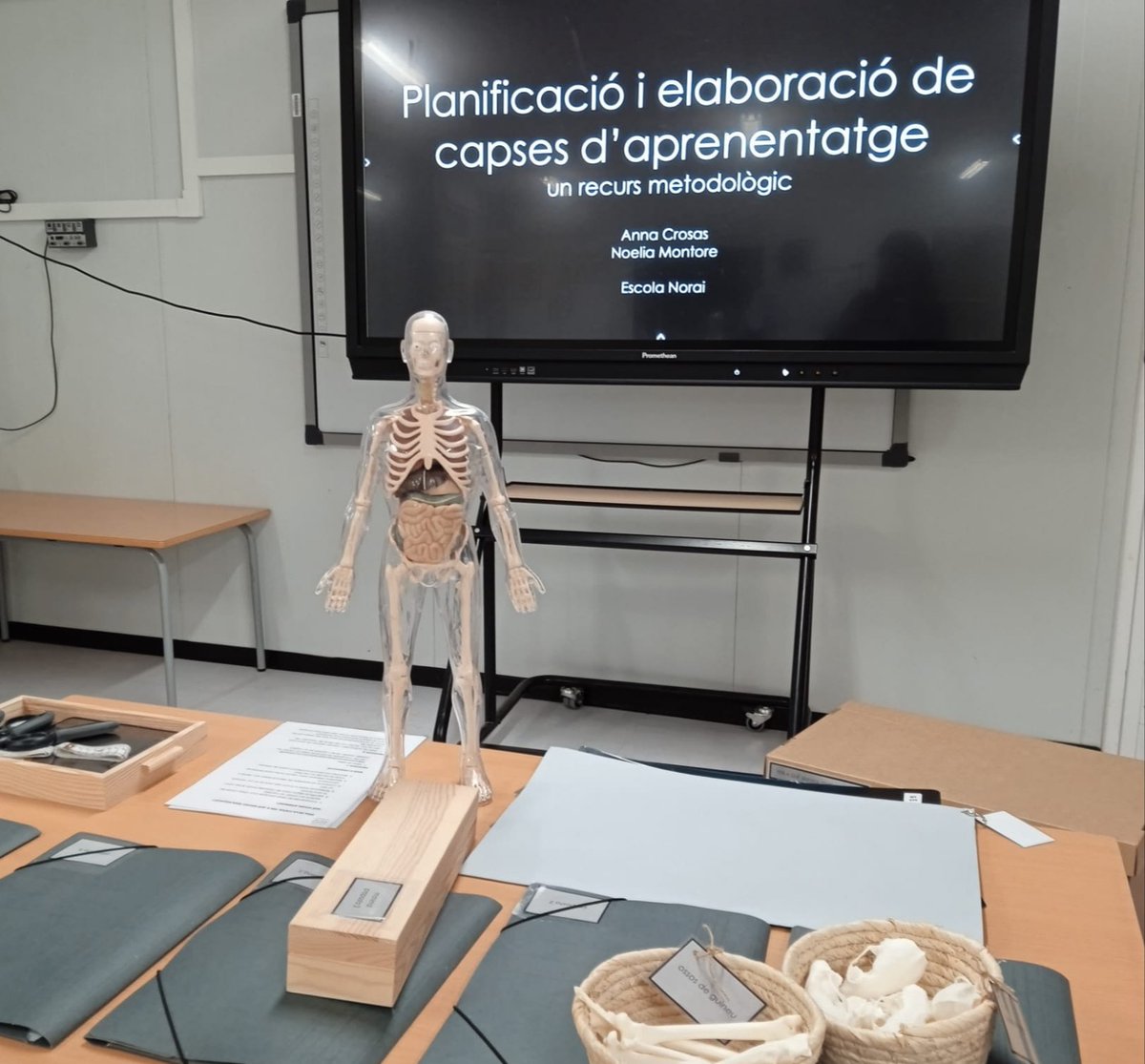 escolanorai's tweet photo. L'equip educatiu d'@escolanorai mostren en una formació el funcionament de les nostres #capses, un recurs metodològic que globalitza aprenentatges basats en situacions, construcció de coneixement amb sentit @AnnaCrosasGam @noelia_montore @SSTTMVO @CRP_baixmaresme @educaciocat https://t.co/rABqHaUCfp