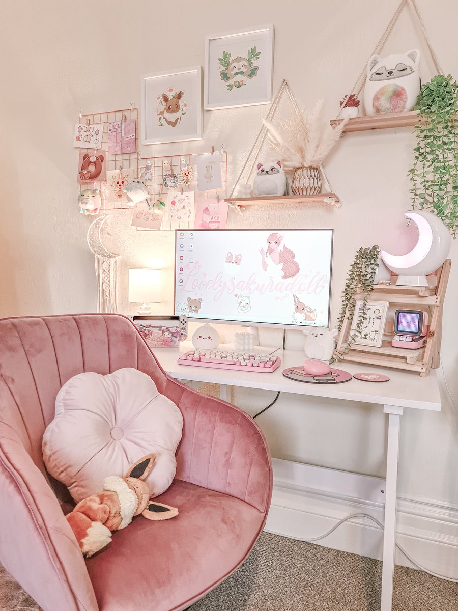 LadySakuraDoll's tweet photo. My little happy corner🌸🤍

#gaming #GamingSetup #GamingSetup #artistsontwitter #kawaii #Eevee #squishmallow #desksetup https://t.co/q0RmwobS9G