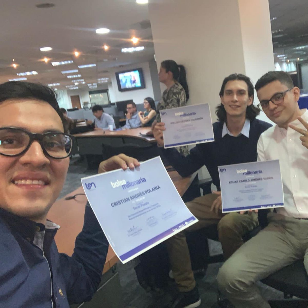 Estudiantes de Admón. Financiera y Bursátil nos representaron y se quedaron con 2do y 3er puesto en concurso Bolsa Millonaria de <a href="/bvcColombia/">Bolsa de Valores de Colombia</a> y <a href="/somostrii/">trii</a>.  Felicitaciones a William Calderón y Camilo Varón. <a href="/CristianPolani2/">Cristian Polania Calderon</a> egresado se quedó con 3er puesto en la categoría abierta
