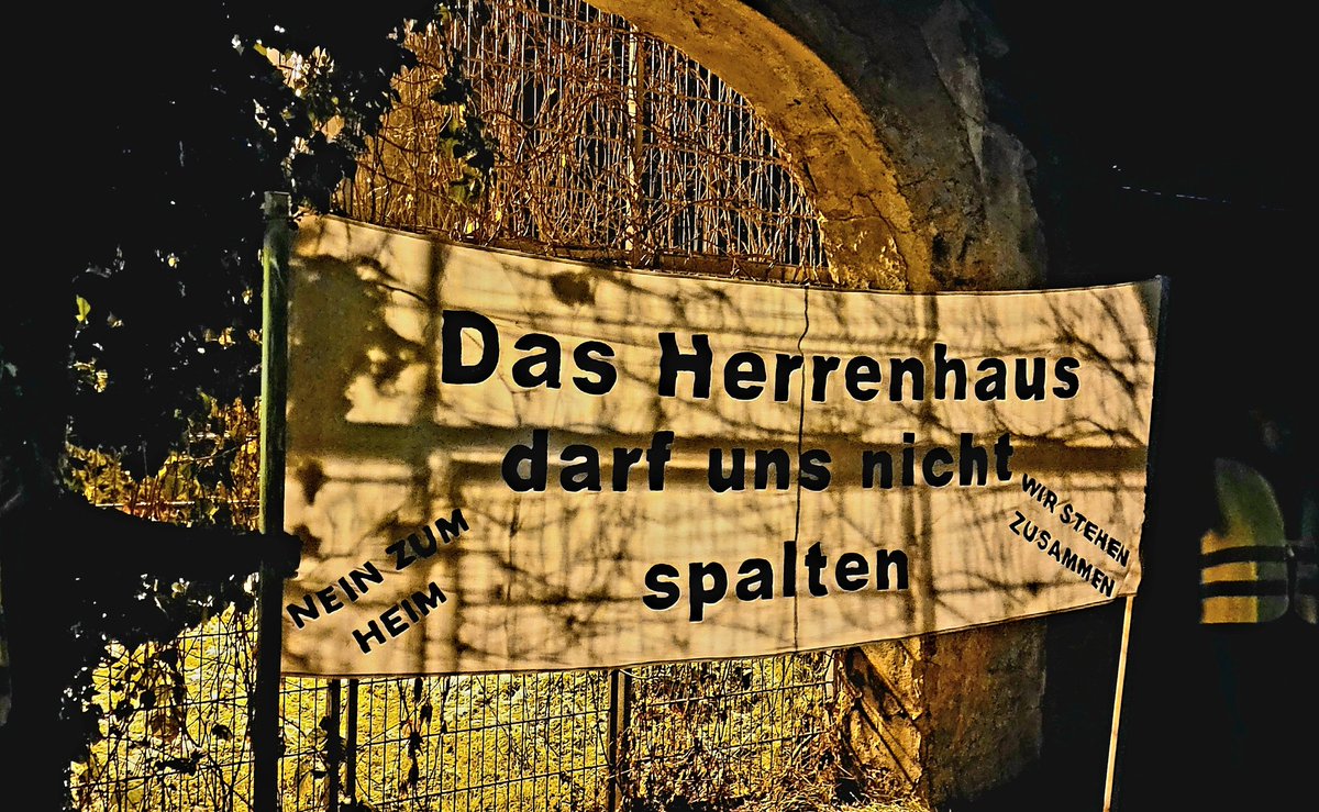 Über 1000 Menschen gingen heute in #Naunhof (420 Einwohner*innen) bei Radeburg (#Sachsen) gegen geplante Unterkunft für geflüchtete Menschen in ehemaligem Herrenhaus auf die Straße. Aufgerufen hatten u.a. #FreieSachsen und #Pegida. Weitere Infos folgen später. #DD2111