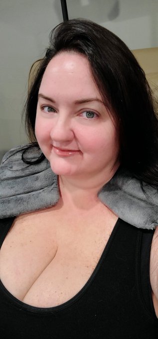 Heated pillow?  Is this heaven?  I love this nail place https://t.co/H2bP1HV17C<a href="/tag/tittytuesday"class="tags"><span>#tittytuesday</span></a>