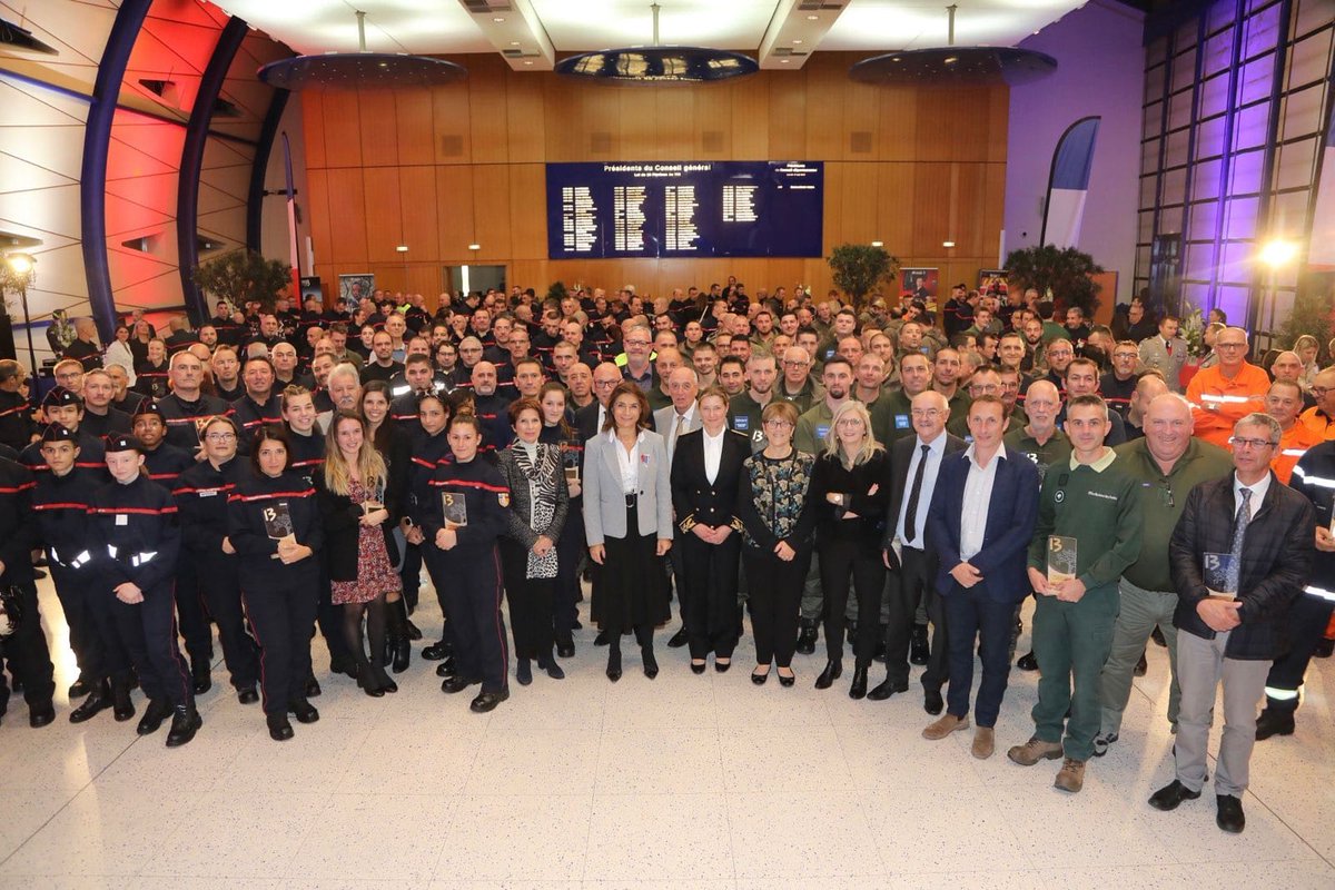 Je tenais à rendre hommage à ces femmes et ces hommes, véritables héros de notre quotidien. Nos pompiers professionnels, volontaires et forestiers-sapeurs ont protégé les Provençaux du pire et ont été solidaires avec les pompiers des autres départements touchés par les incendies.