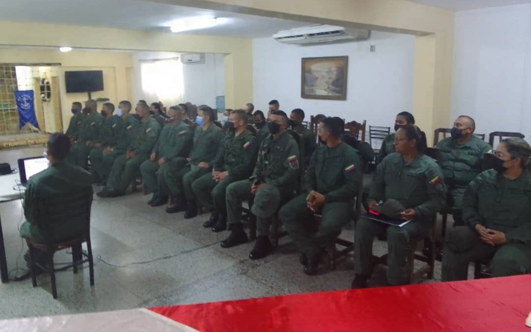 senafim_gob's tweet photo. #SenafimAlDía
#Bolívar | Hoy #21Nov la Inspectoría Técnica Regional de #Senafim realizó una charla al personal de la @ArmadaFANBVzla en el Comando Fluvial de Ciudad Bolívar, explicando las funciones que realiza el Servicio en materia de actividad minera.
#JuventudUniversitaria https://t.co/8odiiYymom