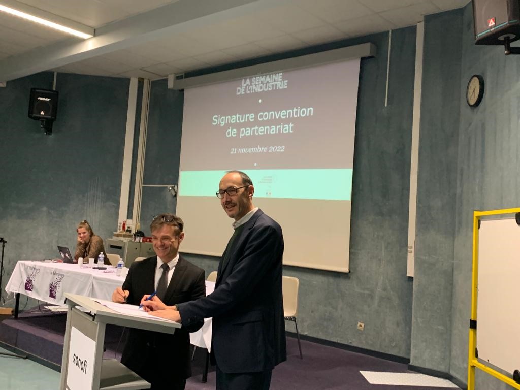 virginievaste's tweet photo. [#SDI2022]Aujourd'hui, le site de Sanofi MarcylEtoile dans le cadre de la #SemainedelIndustrie, a célébré 10 ans de partenariat avec le LycéeLaMartinièreDuchère de #Lyon pour l'accueil de stagiaires en recherche, développement, industrialisation des procédés et science analytique https://t.co/e6p7kOsnHG