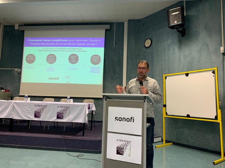 virginievaste's tweet photo. [#SDI2022]Aujourd'hui, le site de Sanofi MarcylEtoile dans le cadre de la #SemainedelIndustrie, a célébré 10 ans de partenariat avec le LycéeLaMartinièreDuchère de #Lyon pour l'accueil de stagiaires en recherche, développement, industrialisation des procédés et science analytique https://t.co/e6p7kOsnHG