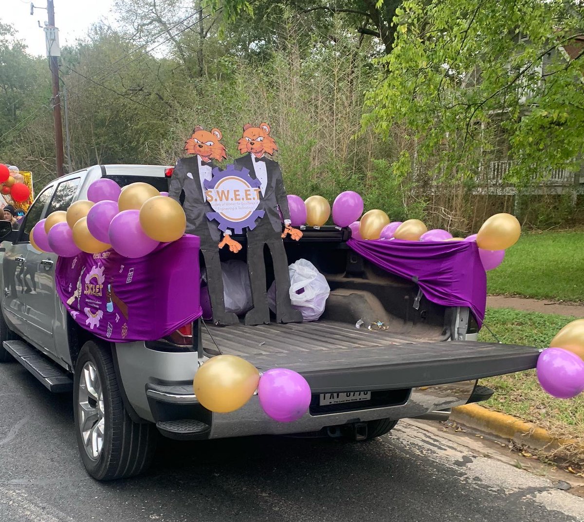 shsu_sweet's tweet photo. Last week's hoco parade was attended by Sweet for the first time in a very long time!🙌🏼🙌🏼 https://t.co/AO2XHLpAun