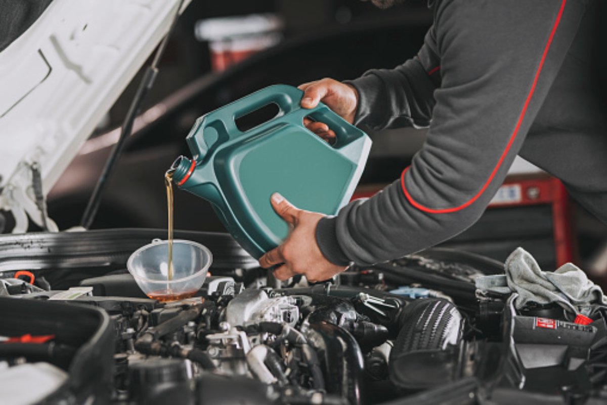 Kcbrakeauto's tweet image. You want your car to be in its best condition when traveling for the upcoming holiday. Improve your gas mileage and eliminate excess wear on your engine by coming to see us for a quick oil change. We've got your back, Kansas City. #FullServiceAuto
