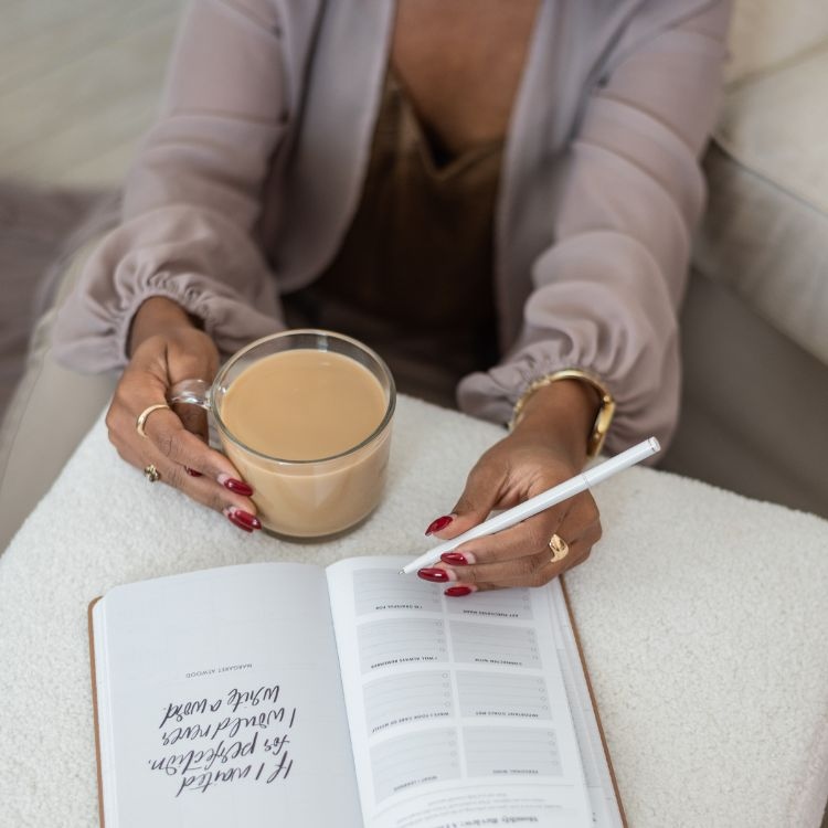 TheEverygirl_'s tweet photo. the pep talk you need to nail your performance review this year https://t.co/UyfN26lX95 https://t.co/HpQCugo6nb
