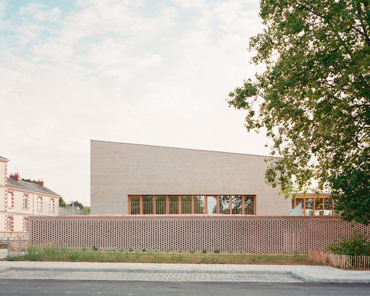 [EQUERRE D'ARGENT 2022] Lauréat catégorie Culture, jeunesse et sport : le groupe scolaire Alice-Guy à Nantes (Loire-Atlantique), conçu par Raum, pour la ville de Nantes et Nantes Métropole
#AMCarchi #teamarchi #Equerredargent #Equerre2022
bit.ly/3tQ8Bd8