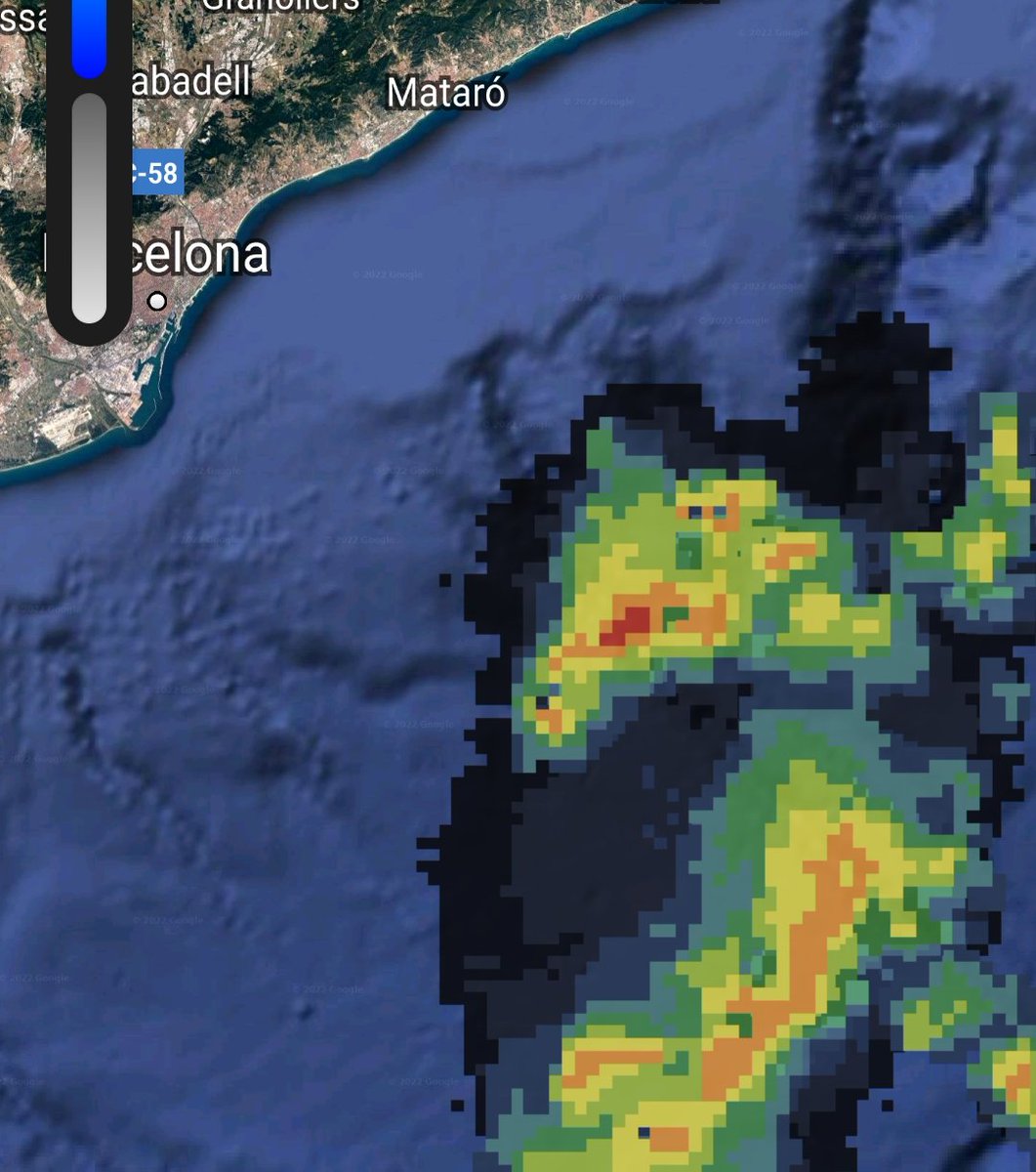 Stormyalert's tweet image. Hace media hora se ha formado una supercelula delante de las costas de Barcelona!⛈️

La tormenta estaba asociada al posible #bowecho que se dirige hacia Baleares. Era la que más destacaba en intensidad y tenía una estructura que dejaba ver un #hookecho,+ #meteo