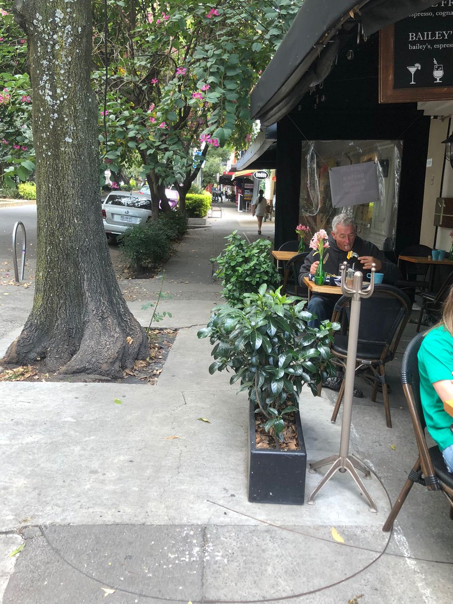 Qué tal el abuso de la vía pública que hace la <a href="/CreperieDLPaix/">Crêperie de la Paix</a> en Av. Michoacán 103, Condesa? "Un pedacito de París...', pero afectando a peatones y sillas de ruedas! <a href="/AlcCuauhtemocMx/">Alcaldía Cuauhtémoc</a> <a href="/SandraCuevas_/">Sandra Cuevas</a>