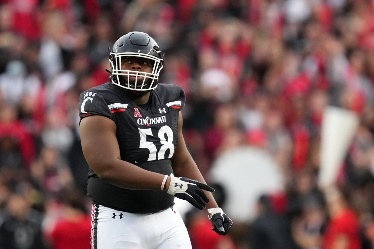 PFF_College's tweet photo. Highest-graded defensive players in the FBS:

▪️Dontay Corleone - 93.9
▪️Ivan Pace Jr. - 93.0

Two STARS for @GoBearcatsFB 🔥 https://t.co/sXYGFnokla