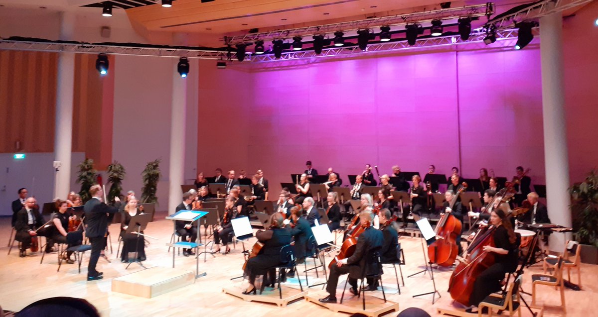 Hienoja konserttikokemuksia marraskuussa: #lappeenrannankaupunginorkesteri (kuva) ja #KymiSinfonietta joiden mukana pääsee musiikin siivin uusiin ja ihaniin sfääreihin. Mahtavaa! Keskiviikkona Tallinnan kamariorkesterin kanssa. @olarielts