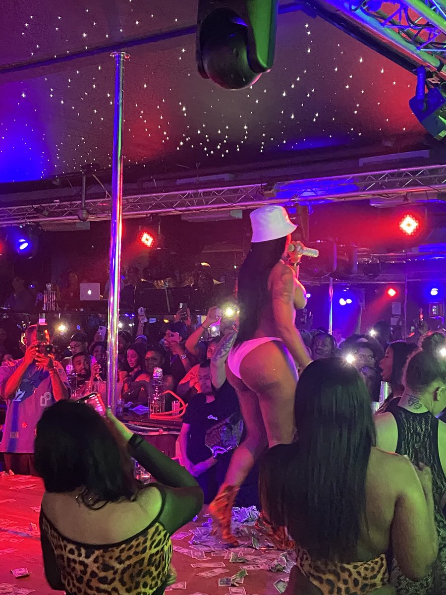 ABSOtheGREAT's tweet photo. When Joseline brought the Cabaret to Queens 🗽💸
#QGTM
#StillFlatbush4Ever🤞🏿
#88Keys
#LetSomeOnesFly
#StarletsNY
#RavenMyFavorite😍 https://t.co/6x1T9dKdaE