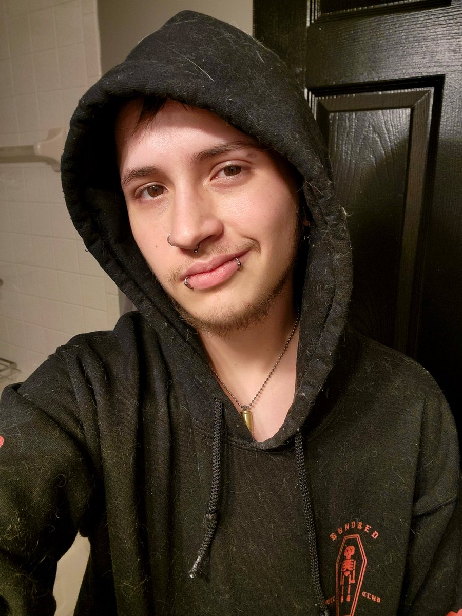AnarcrowPunk's tweet photo. Sorry for a lack of posts, we had a big life change (positive) that I hope to share more about soon 👀

#LGBTQ #CatHairDontCare https://t.co/cvI13TybFX