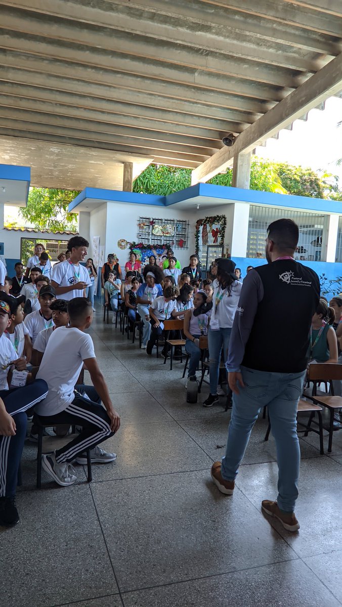 SalleVenezuela's tweet photo. ¡Lasallistas! Hoy, con mucha alegría le dimos inicio a nuestra Escuela de formación en Liderazgo Juvenil #ESFORLIJ
#SomosLaSalle 🌟 #WeAreLaSalle https://t.co/IojWbFKGhF
