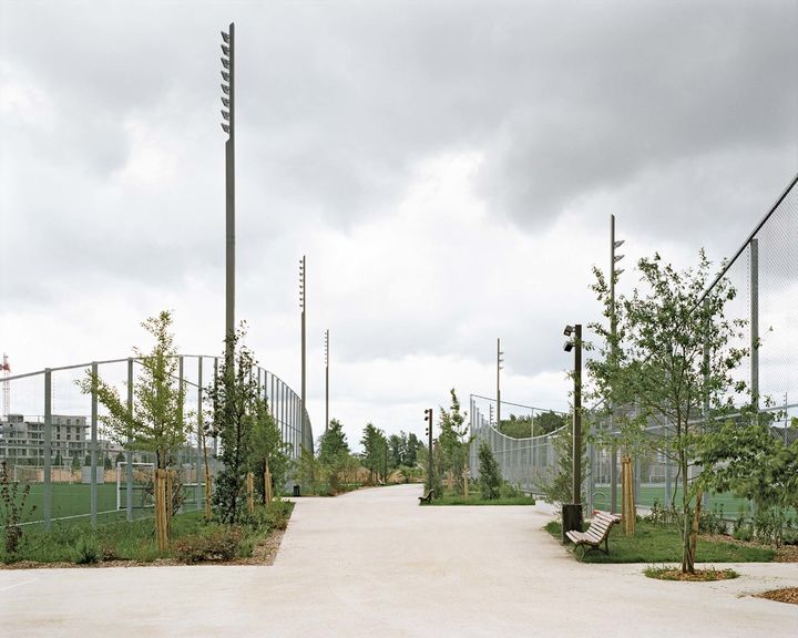 [EQUERRE D'ARGENT 2022] Lauréat catégorie Espaces publics et paysagers: le jardin Suzanne-Lenglen à Bordeaux, par TVK, architectes ; Pascal Cribier et Patrick Ecoutin, paysagistes, pour l'EPA Bordeaux Euratlantique
#teamarchi #Equerredargent #Equerre2022
bit.ly/3TSWGG0