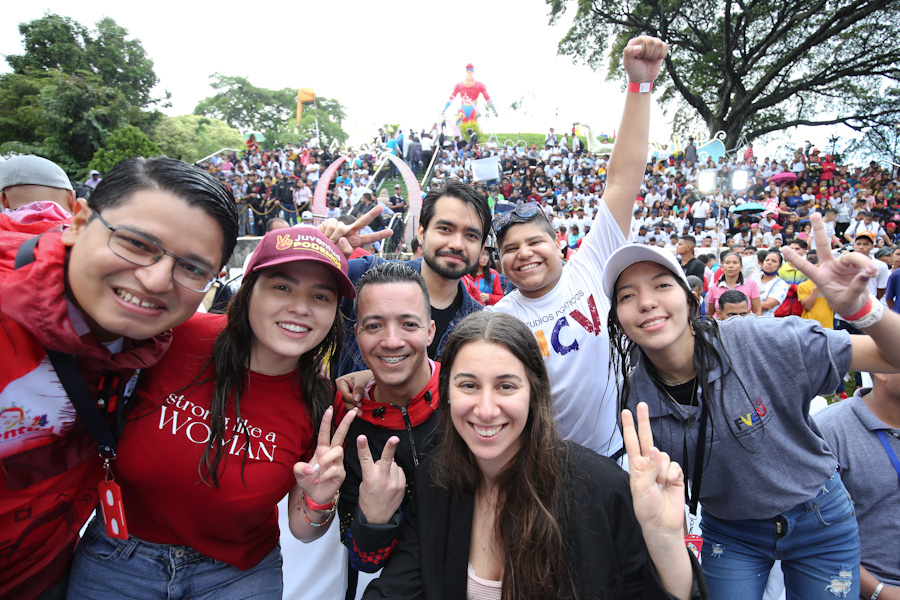 PresidencialVen's tweet photo. #EnVivo 📹 | "Bienvenidas las delegaciones de América Latina y el Caribe", expresó el jefe de Estado @NicolasMaduro al recibir en el Palacio de Miraflores a la Marcha en conmemoración del Día del Estudiante Venezolano https://t.co/thJk27bDtH