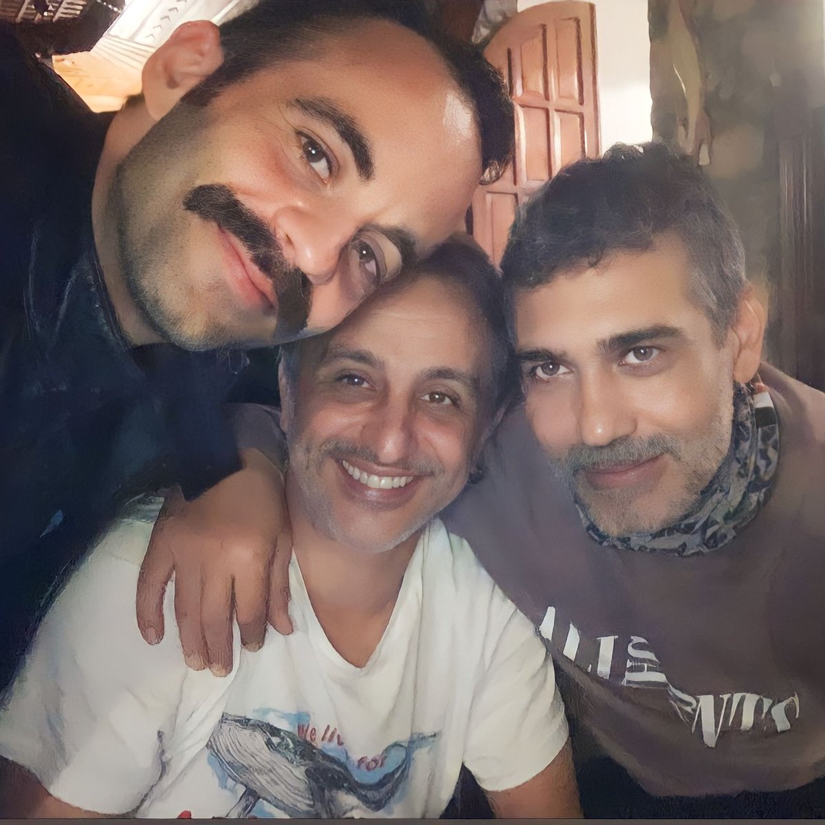 Ariana210475's tweet photo. Foto del día! 📸 Momentos entre compañeros 🙌✨ #canercindoruk #ruhisari #sinansicimoglu #maviyesürgün #DamlaSönmez https://t.co/xainJ8csLQ
