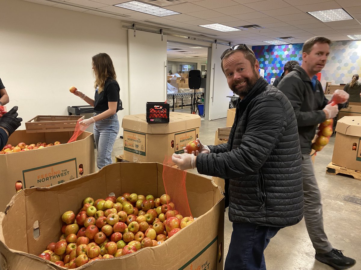 vsslagency's tweet photo. The crew celebrated #Thanksgiving a little early by volunteering at @FeedingSanDiego last Thursday. We packed 1,200 pounds of apples for various programs like the School Pantry Program that serves local San Diegans experiencing hunger. 

#givingback #volunteer #feedingsandiego https://t.co/jOZVQGBKZG