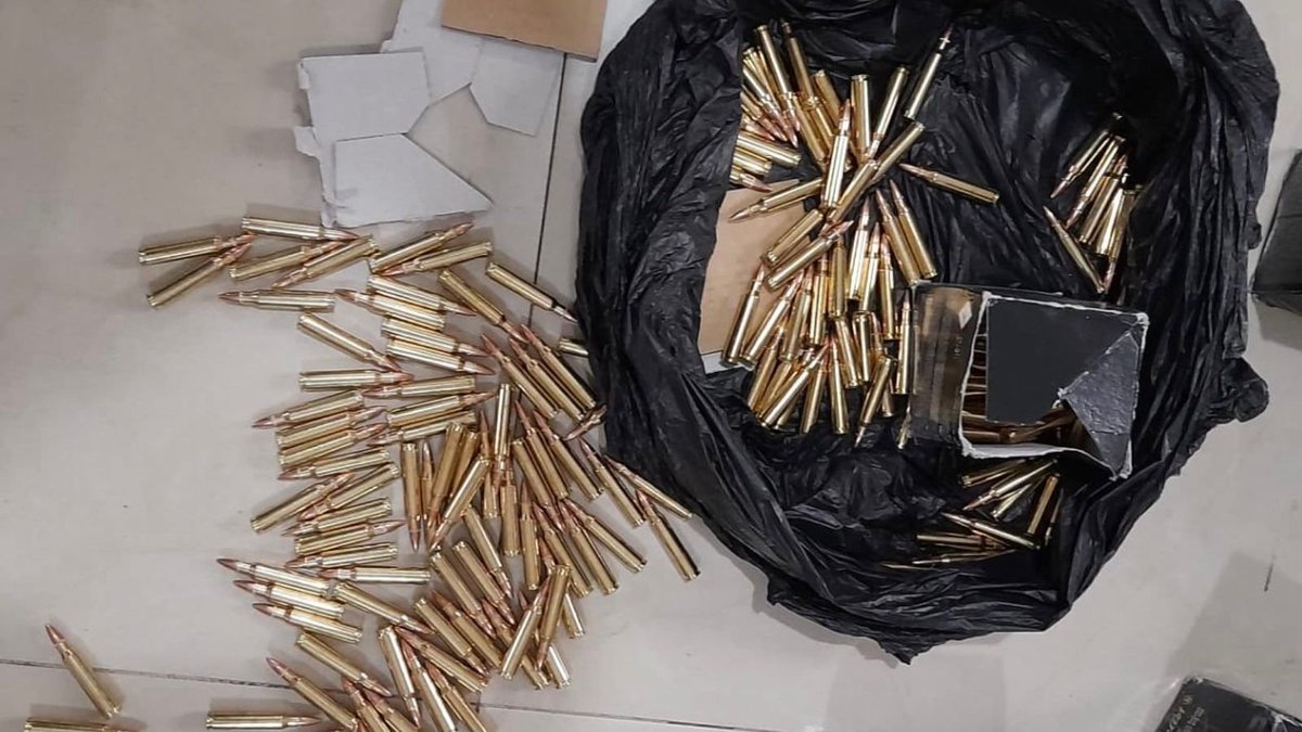 LassoGuillermo's tweet photo. La @PoliciaEcuador y @FFAAECUADOR capturaron a una banda dedicada a surtir de municiones a mafias narcodelictivas. Con estas acciones reducimos crímenes, prevenimos delitos y le damos un duro golpe a quienes pretenden quitarnos la paz. https://t.co/LDVsPwQY6y