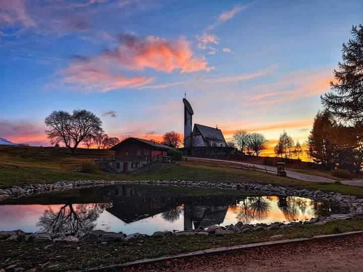 Dall'Alpe di Paglio ai Laghitt Al ritorno, un bellissimo tramonto
📷 Claudio Pomoni, grazie per la condivisione 
➡️ Scopri di più su montagnelagodicomo.it 
#lakecomo #lagodicomo #montagnelagodicomo #valsassina #lecco #como #comolake #inlombardia