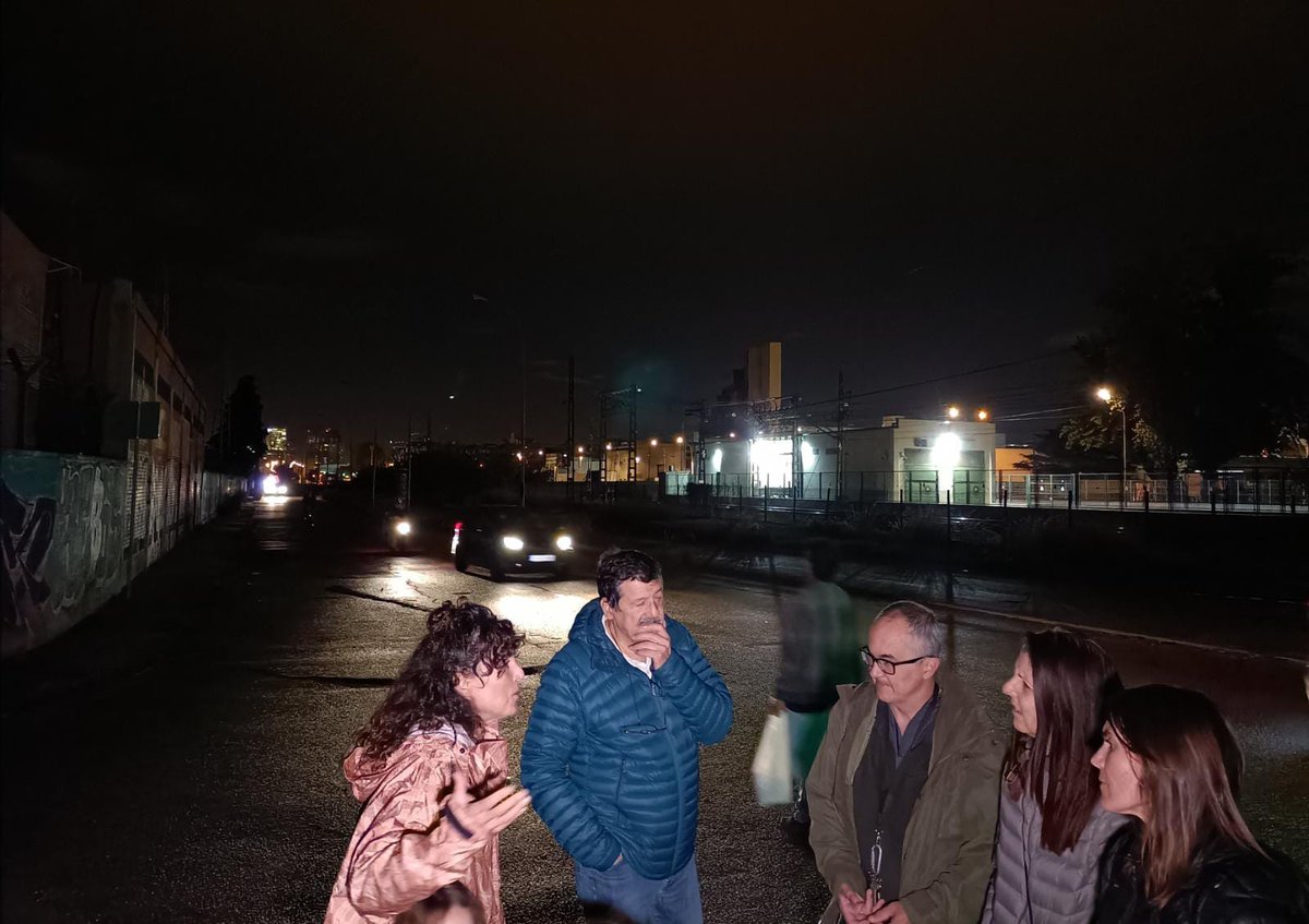 bdncom's tweet photo. Fa un mes que part del c/Eduard Maristany està a les fosques, al tram de Sant Adrià de Besòs, tal com denuncien veïns de l'entorn. Un fet que complica encara més el pas de cotxes, bicicletes i vianants en un dels carrers, afirmen, amb més sensació d’inseguretat viària de la zona. https://t.co/Kh5g3PVZB5