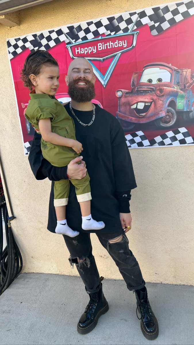 UndenEYEable's tweet photo. Yzy x GAP x Balenciaga : we aint rocking anything new just the ones @kanyewest produced !!! #YeezyGap #BalenciagaGap #Undeneyeable https://t.co/zPTzyUnoD0