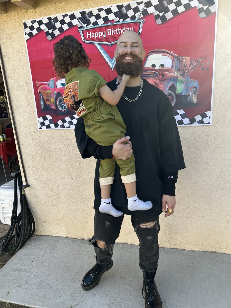 UndenEYEable's tweet photo. Yzy x GAP x Balenciaga : we aint rocking anything new just the ones @kanyewest produced !!! #YeezyGap #BalenciagaGap #Undeneyeable https://t.co/zPTzyUnoD0
